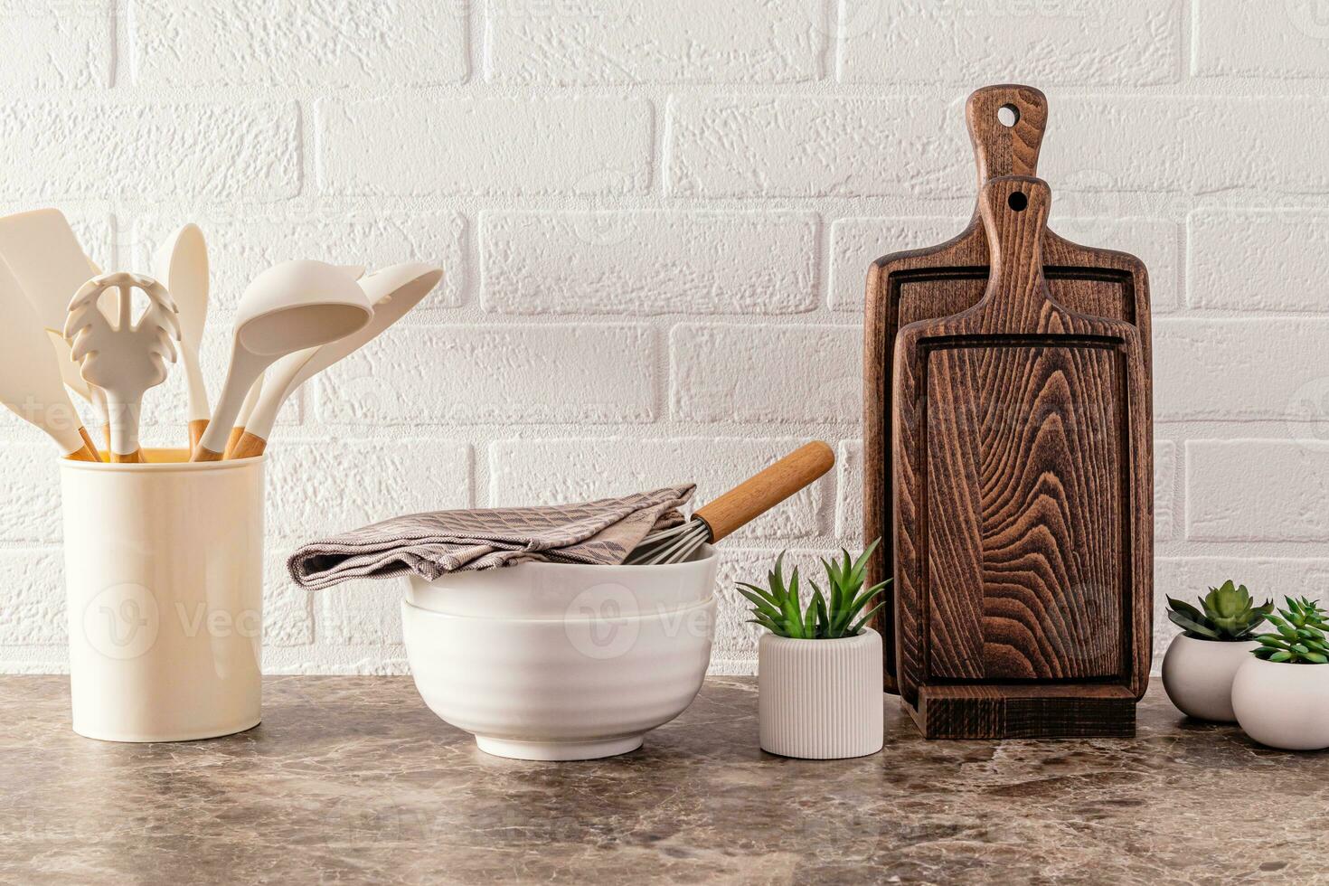 cozinha utensílios fez do ambientalmente amigáveis materiais em uma moderno mármore bancada com interior flores branco tijolo muro. foto