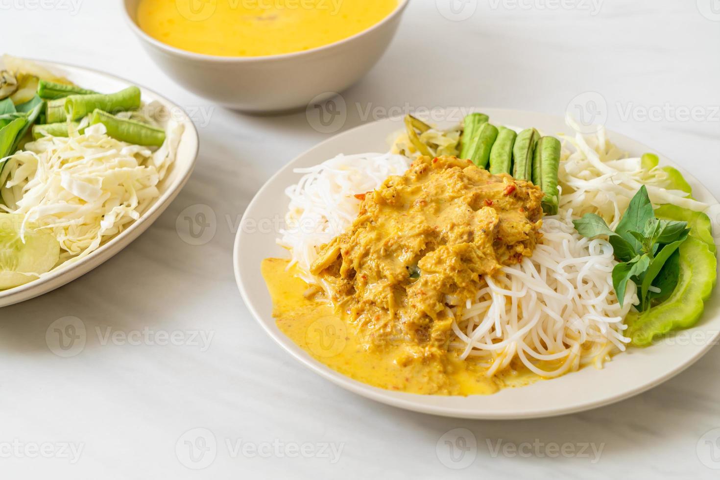 Macarrão de arroz tailandês com caril de caranguejo e vegetais variados foto