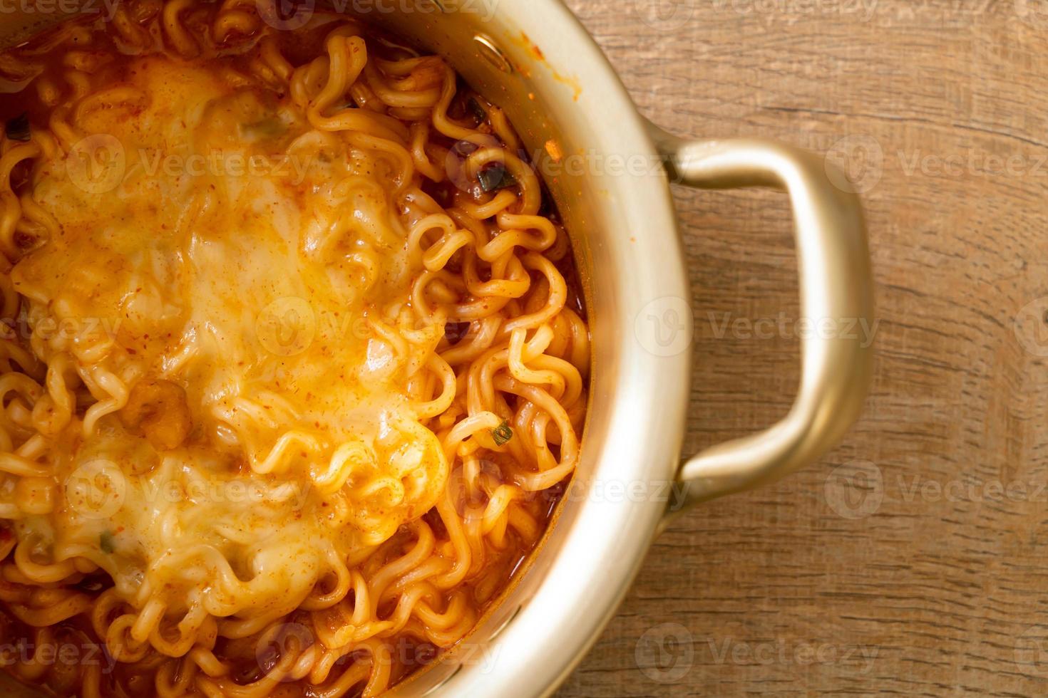 macarrão instantâneo picante coreano com queijo foto