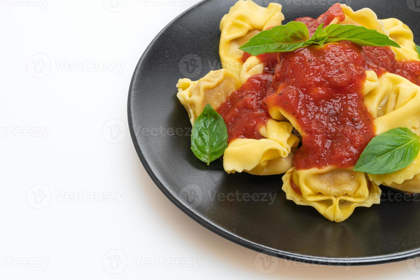 macarrão tortellini italiano com molho de tomate foto