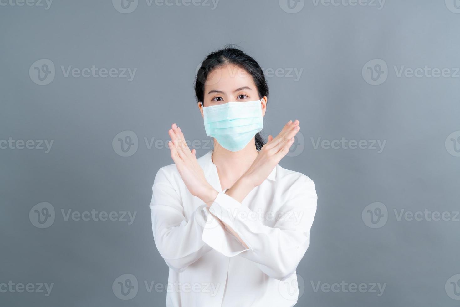 mulher asiática usando máscara médica protege a poeira do filtro pm2.5 antipoluição, antipoluição e covid-19 foto