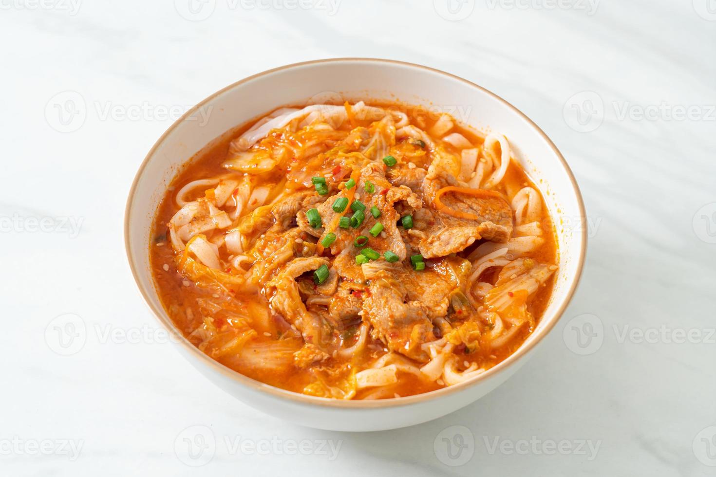 macarrão udon ramen coreano com carne de porco na sopa kimchi foto