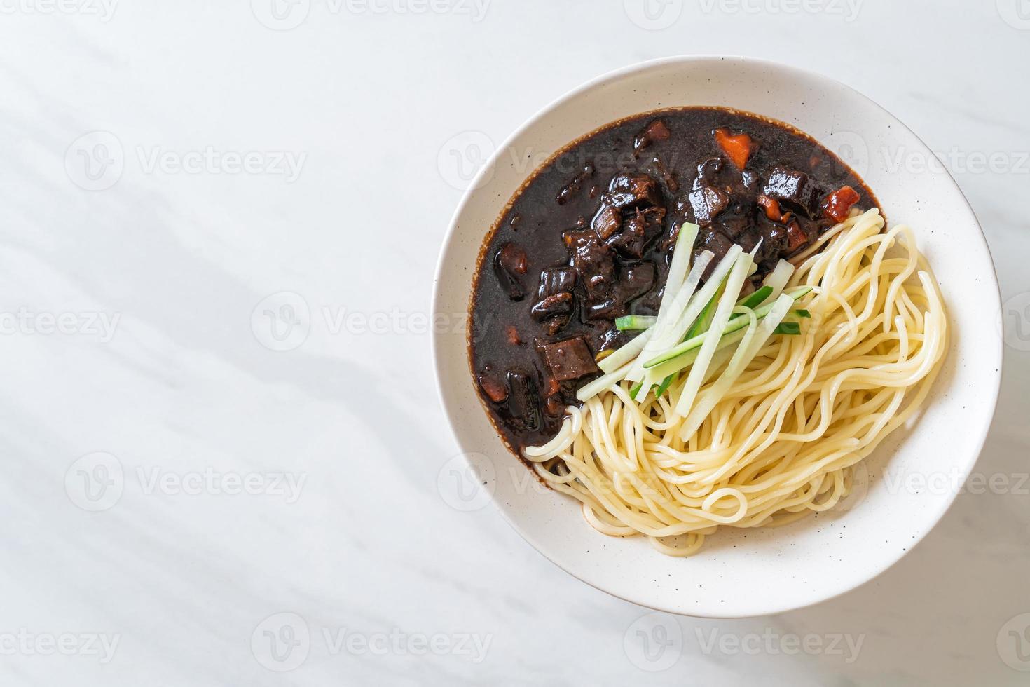 jajangmyeon ou jjajangmyeon é macarrão coreano com molho preto foto