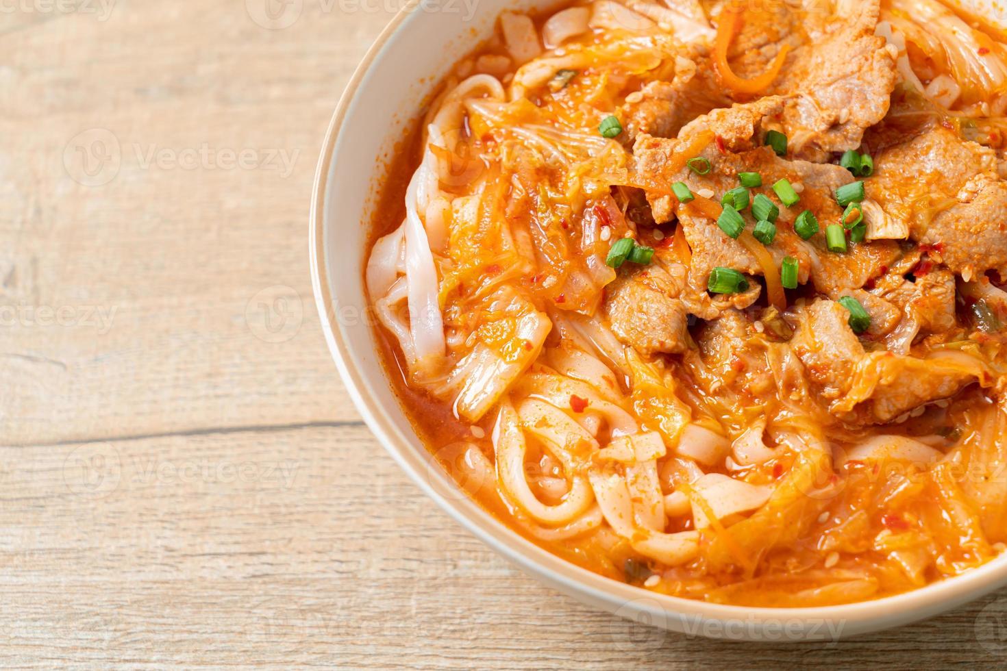 macarrão udon ramen coreano com carne de porco na sopa kimchi foto