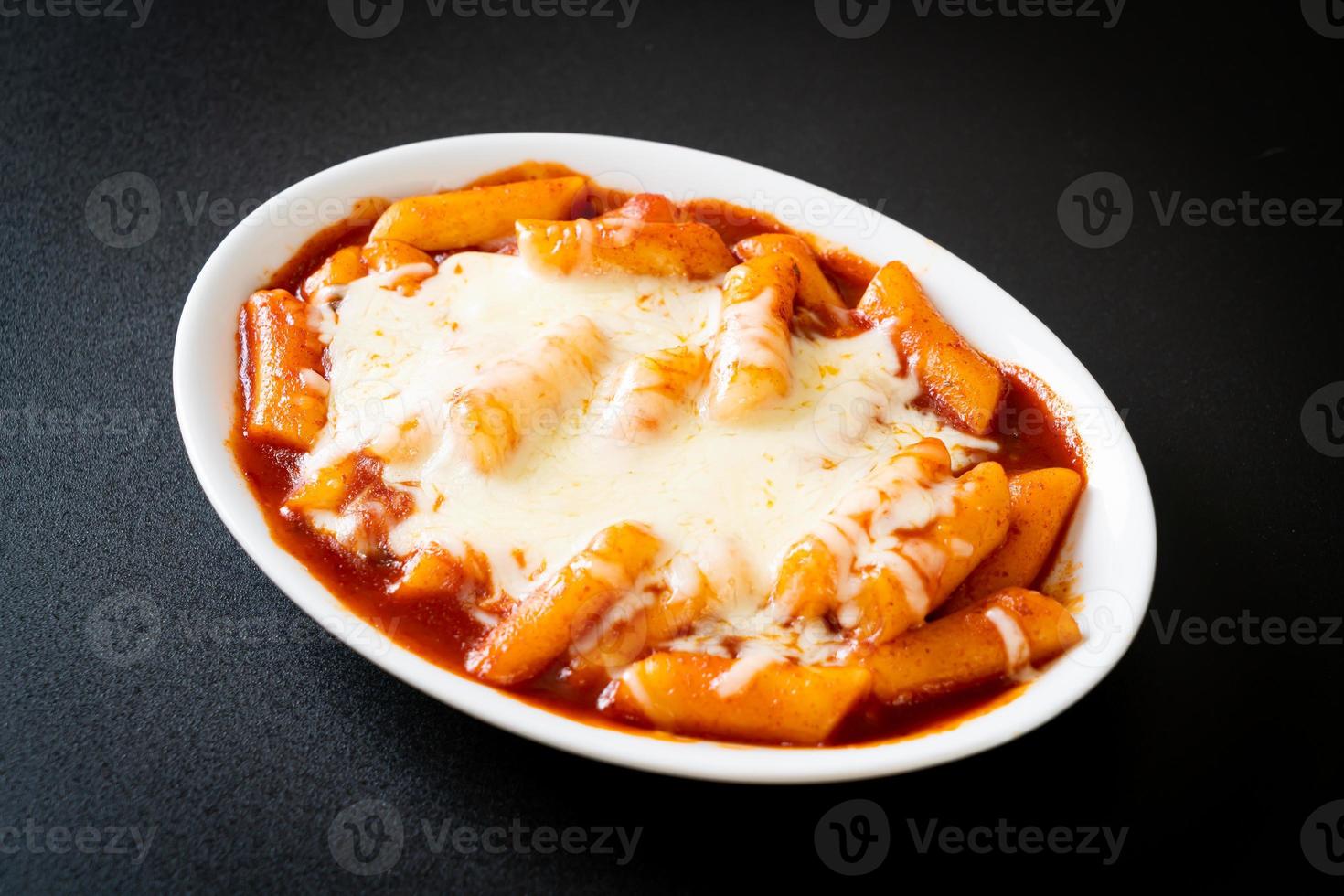 Bolo de arroz coreano em molho coreano picante com queijo, tokpokki de queijo, tteokbokki com queijo foto