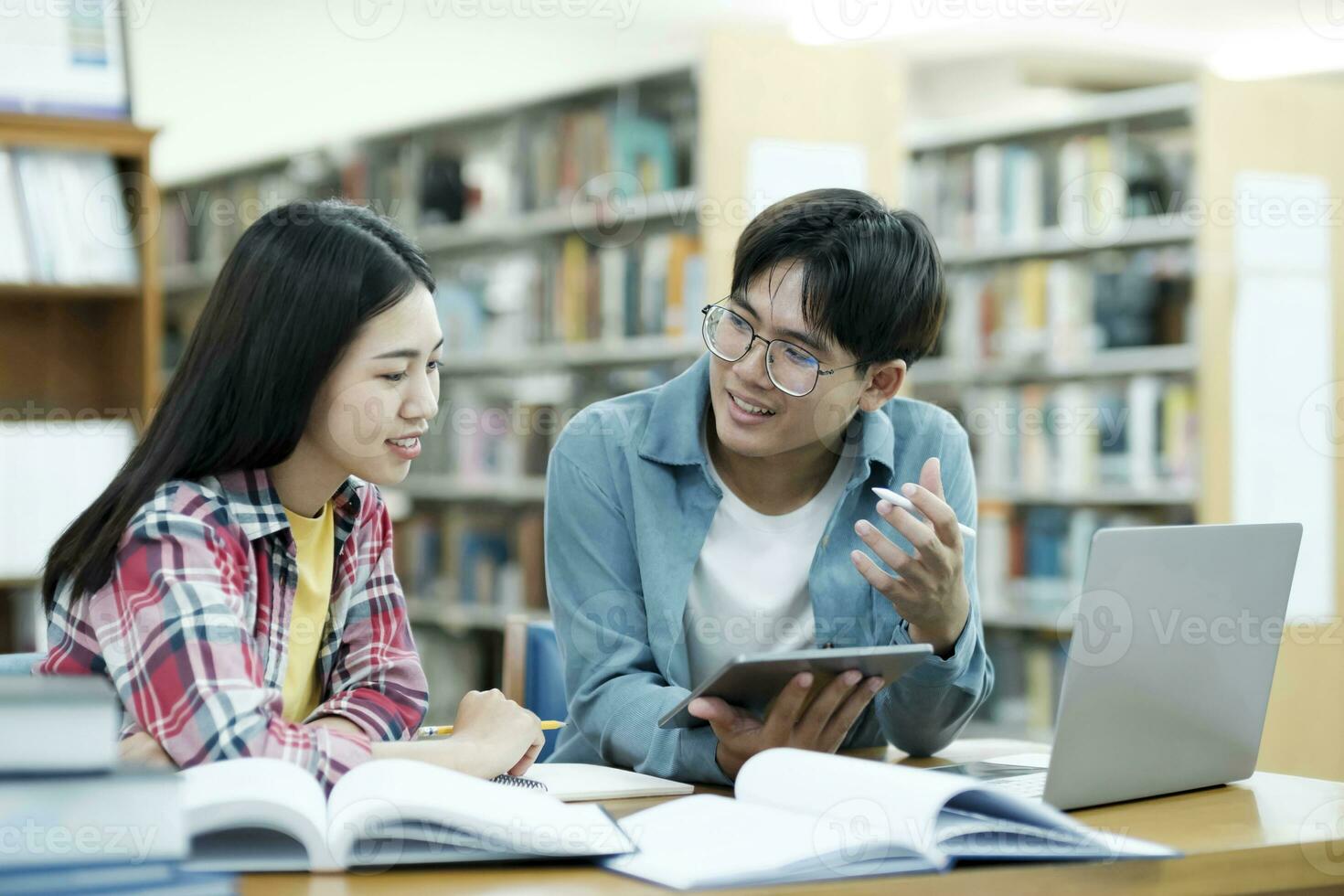 jovem alunos campus ajuda amigo pegando acima e aprendizado. foto