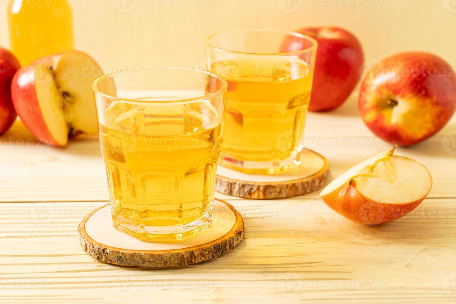 suco de maçã com frutas maçãs vermelhas foto