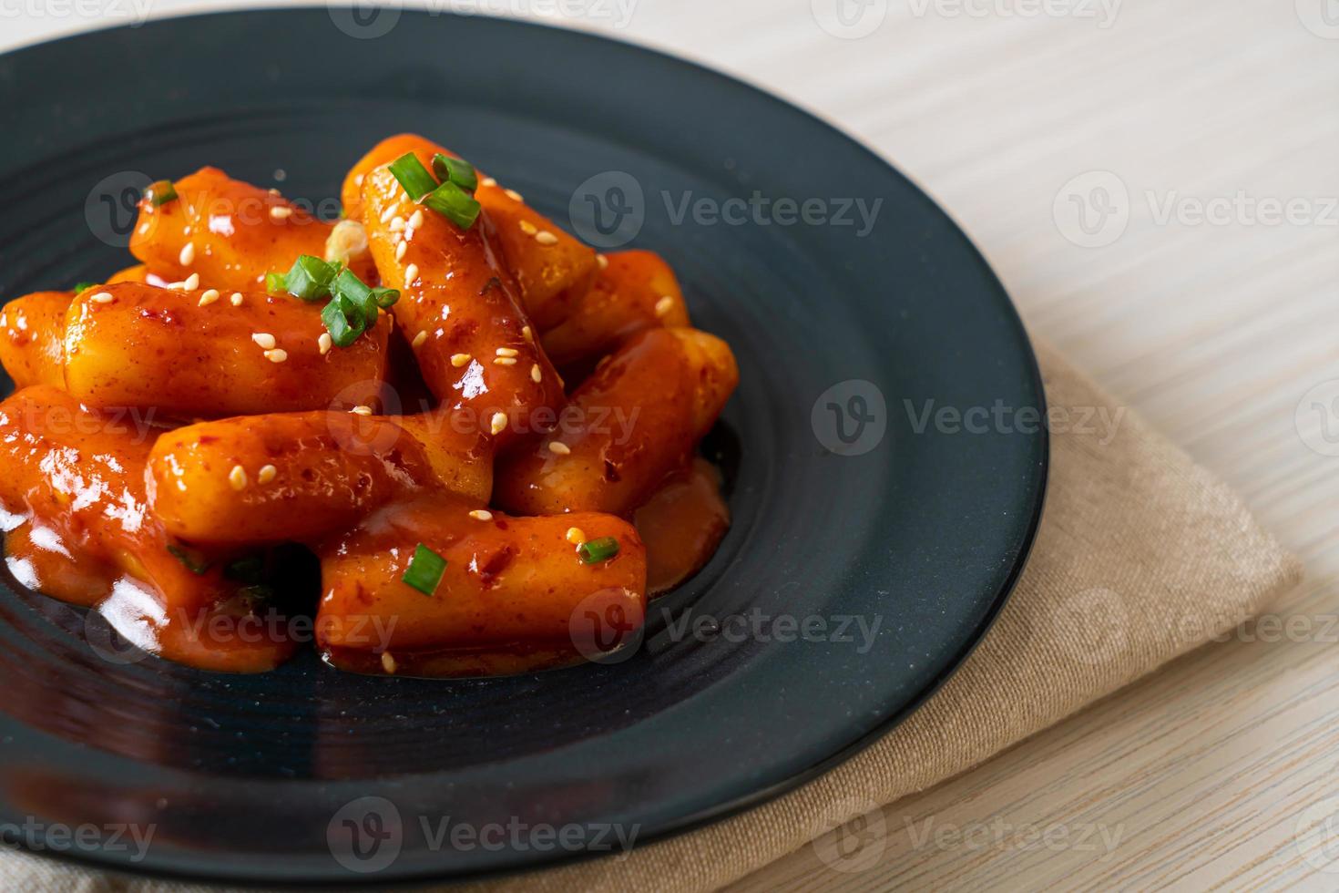 torta de bolo de arroz coreano com molho picante - tteokbokki foto