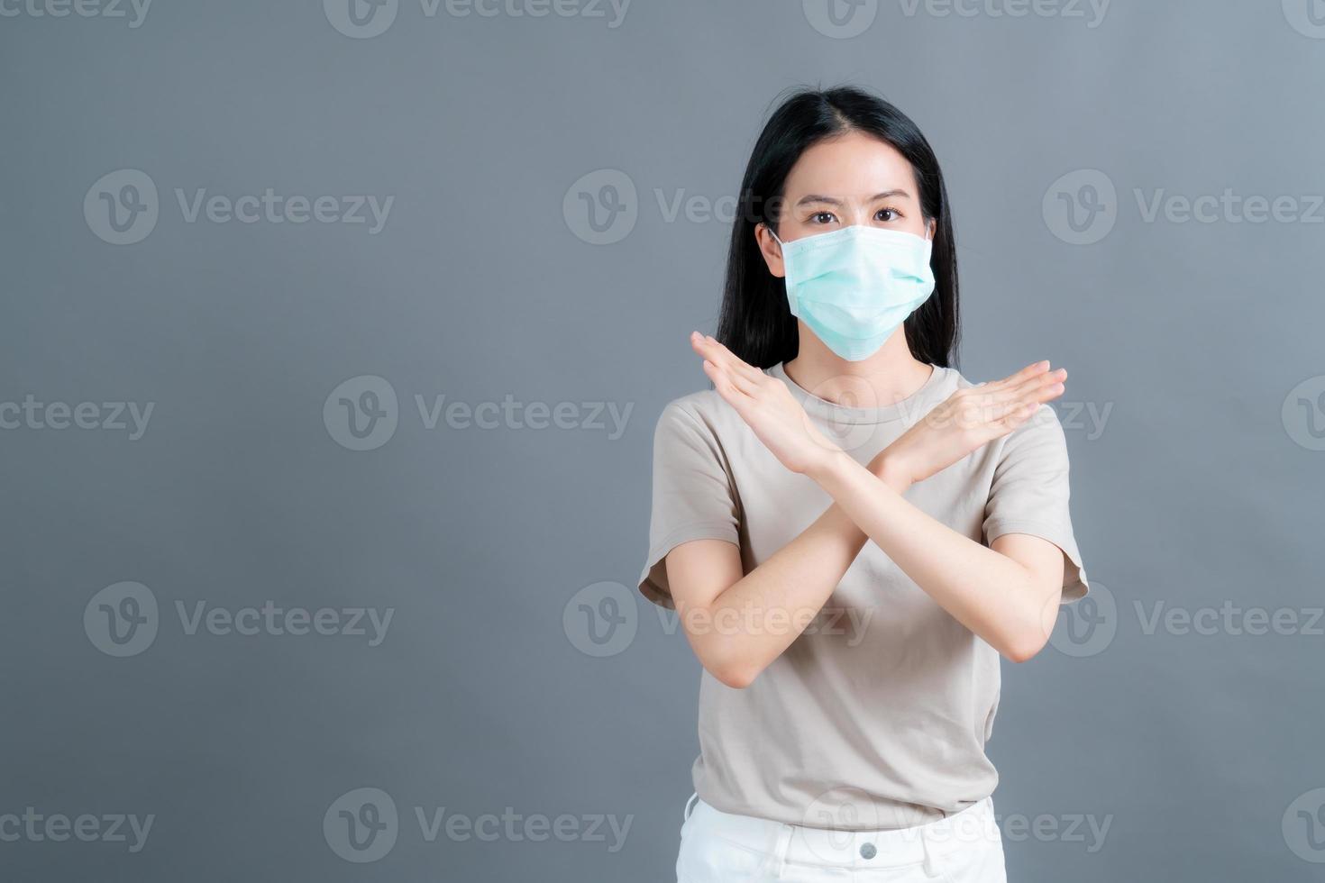 mulher asiática usando máscara médica protege a poeira do filtro pm2.5 antipoluição, antipoluição e covid-19 foto