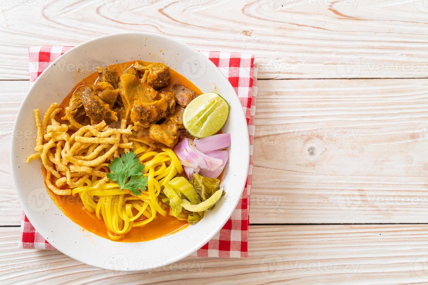 Sopa de macarrão ao norte da Tailândia com carne de porco assada foto