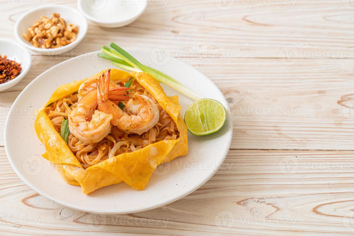 macarrão tailandês frito com camarão e embrulho de ovo ou pad thai foto