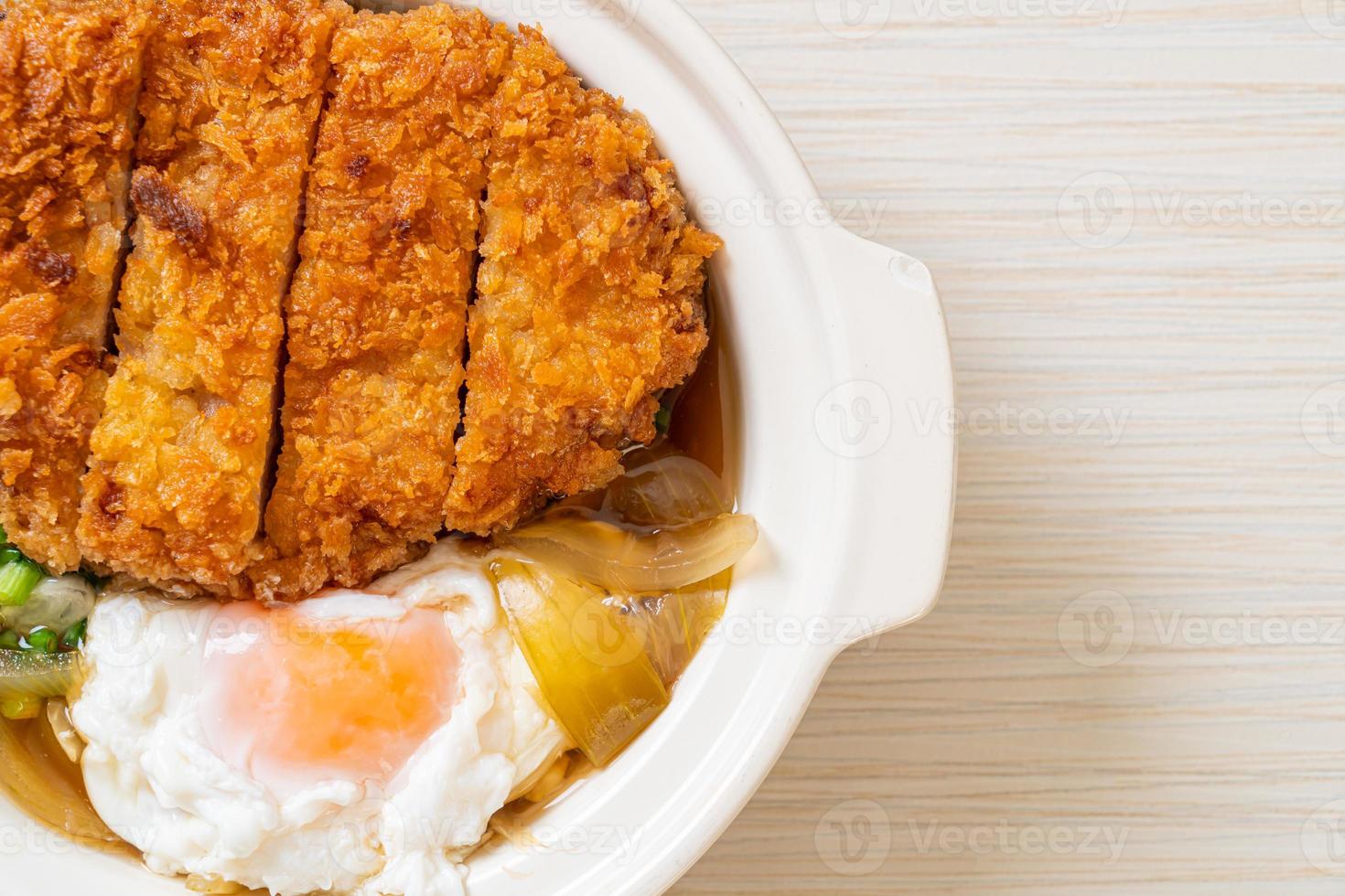 Costeleta de porco frita japonesa com sopa de cebola e ovo foto