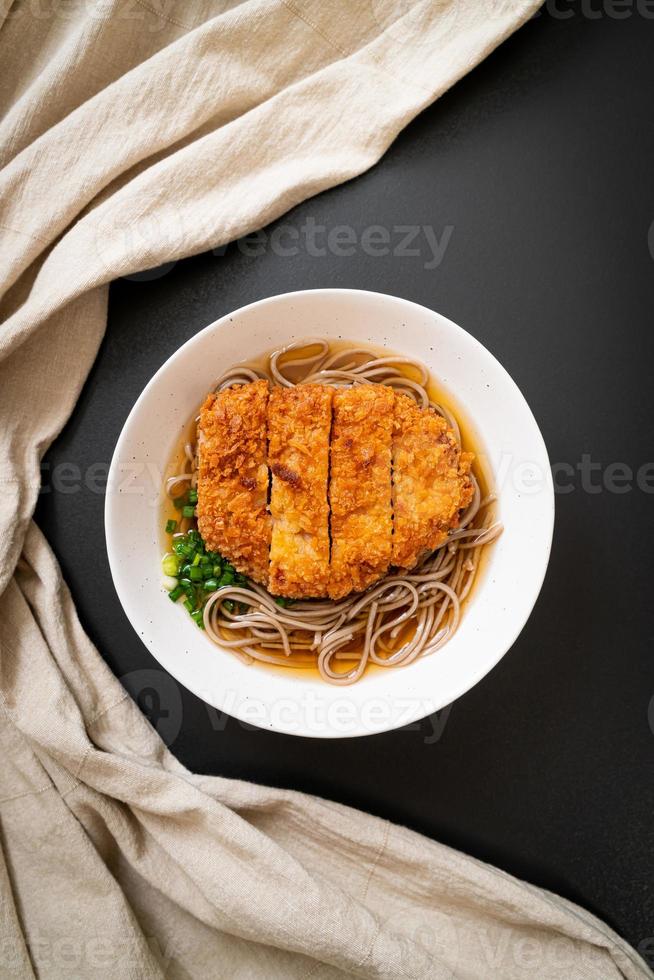 macarrão soba ramen com costeleta de porco frita japonesa foto