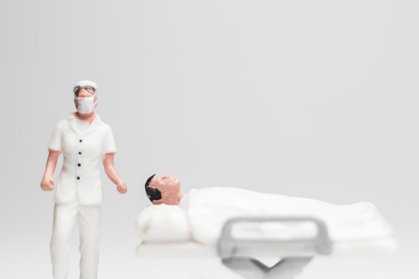 foto conceitual simples, miniaturas de médicos e enfermeiras, miniaturas de evacuação de pacientes infectados