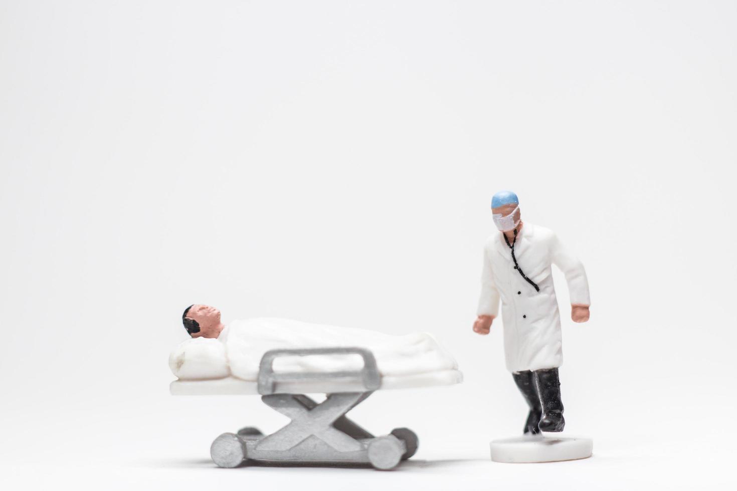 foto conceitual simples, miniaturas de médicos e enfermeiras, miniaturas de evacuação de pacientes infectados