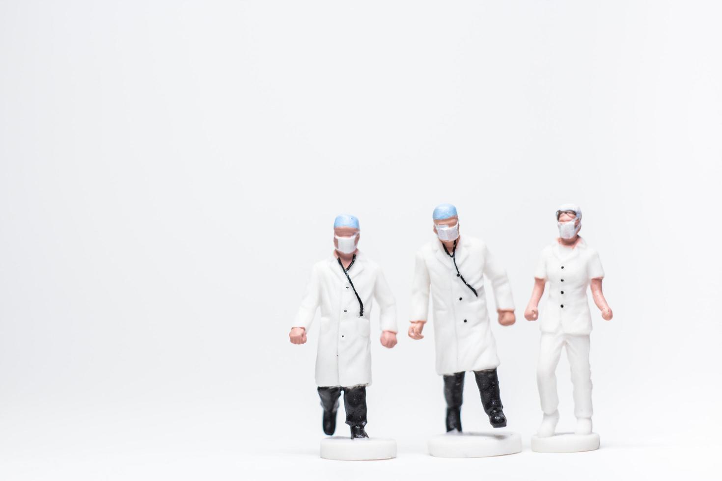 foto conceitual simples, miniaturas de médicos e enfermeiras, miniaturas de evacuação de pacientes infectados