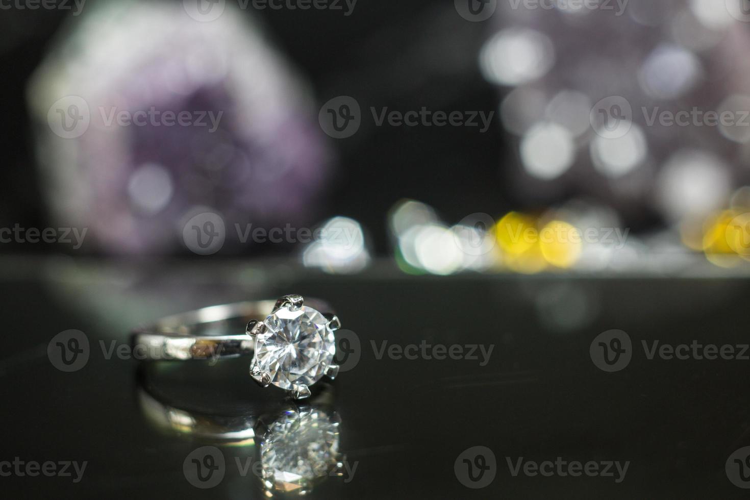 close-up do anel de diamante de noivado. amor e conceito de casamento foto