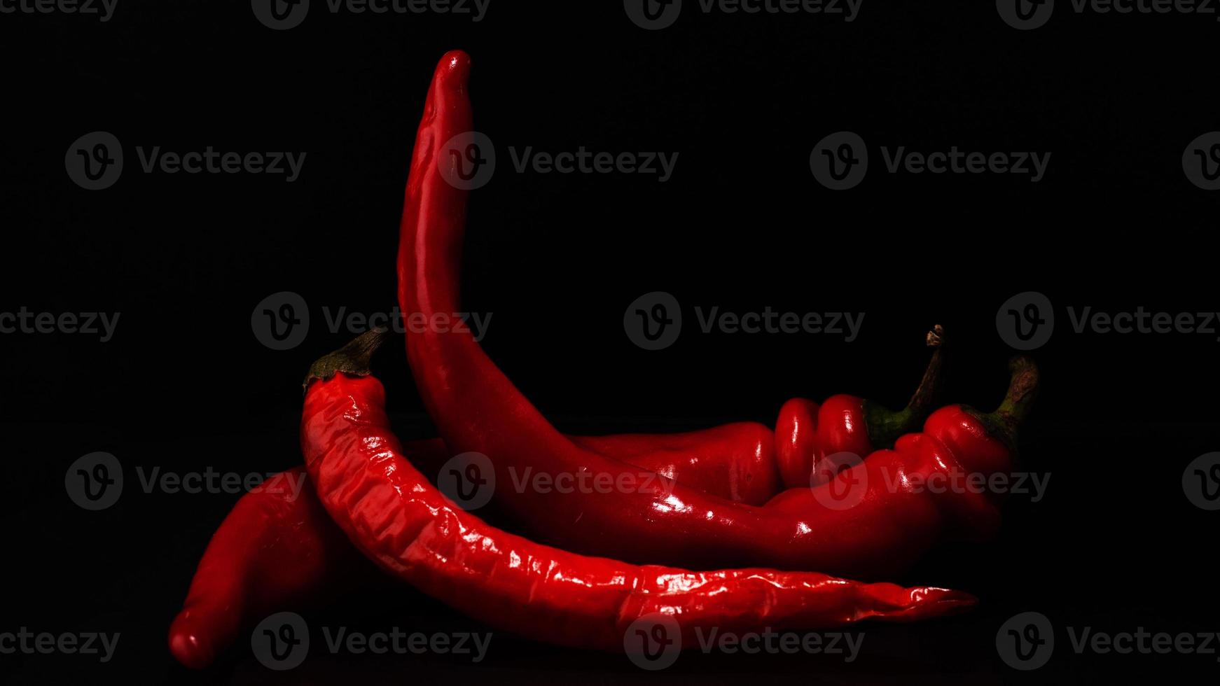 Red Hot Chili Peppers em um fundo preto foto