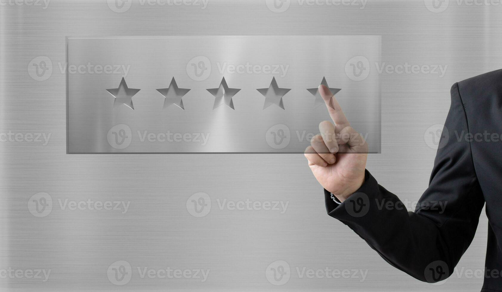 avaliação e classificação conceitos. empresários representado de mão subir em aumentando cinco estrelas em metal fundo foto