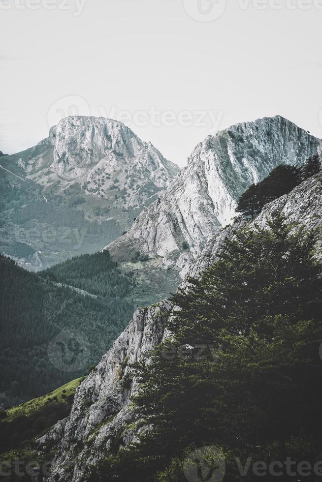 paisagem montanhosa em bilbao espanha foto