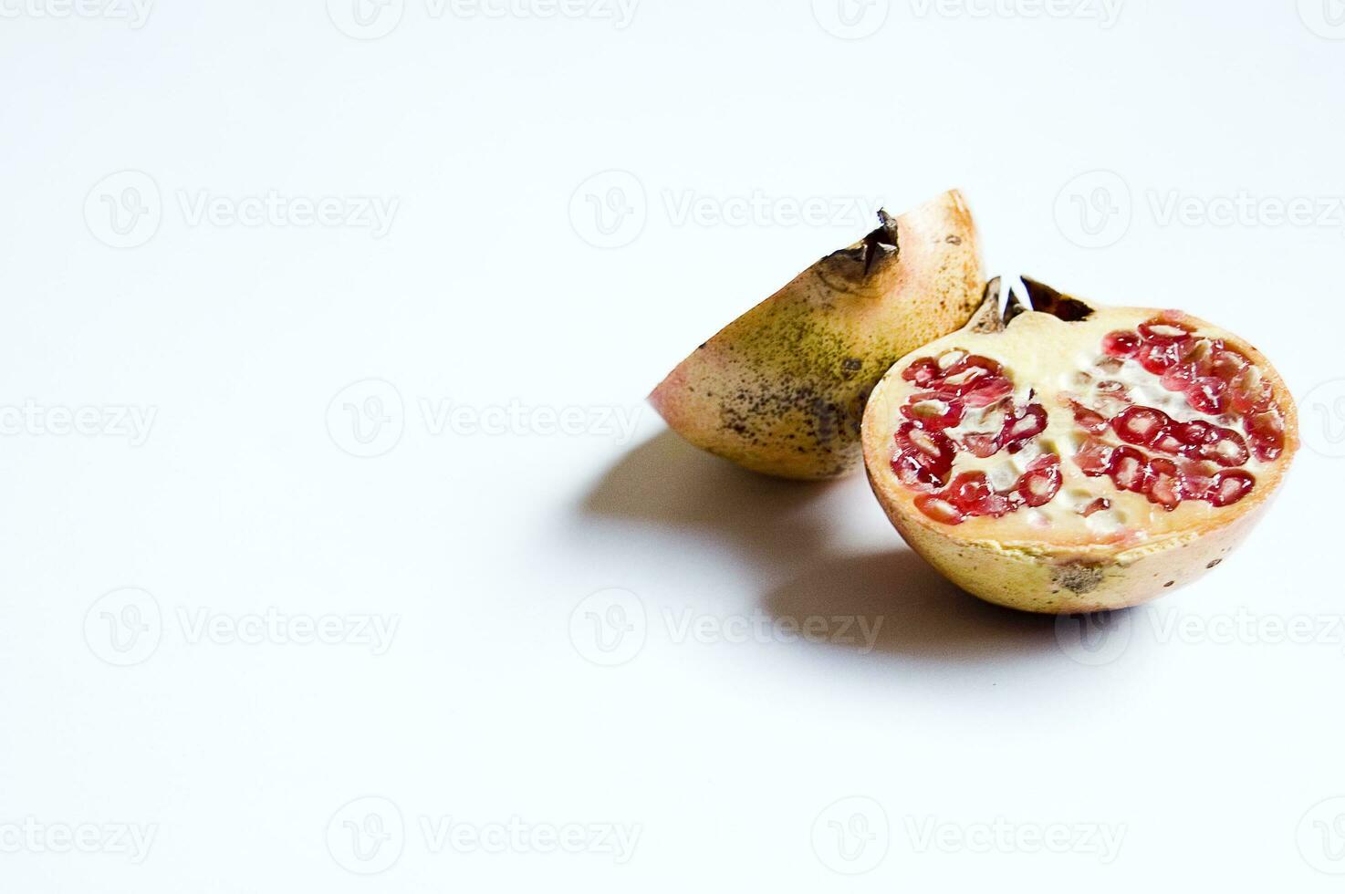 saboroso vermelho saudável suculento romã fruta cortar dentro metade isolado em branco foto