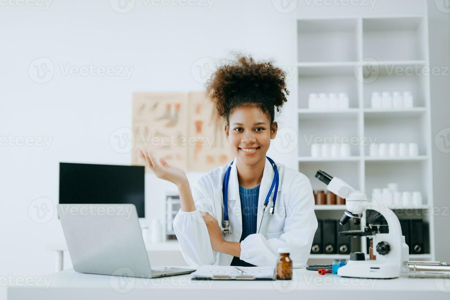 africano sorridente médico ou consultor sentado às uma escrivaninha dele pescoço escrevendo doente observação, cirurgia planejamento e prescrição.e clínico relatório teste resultados dentro escritório foto