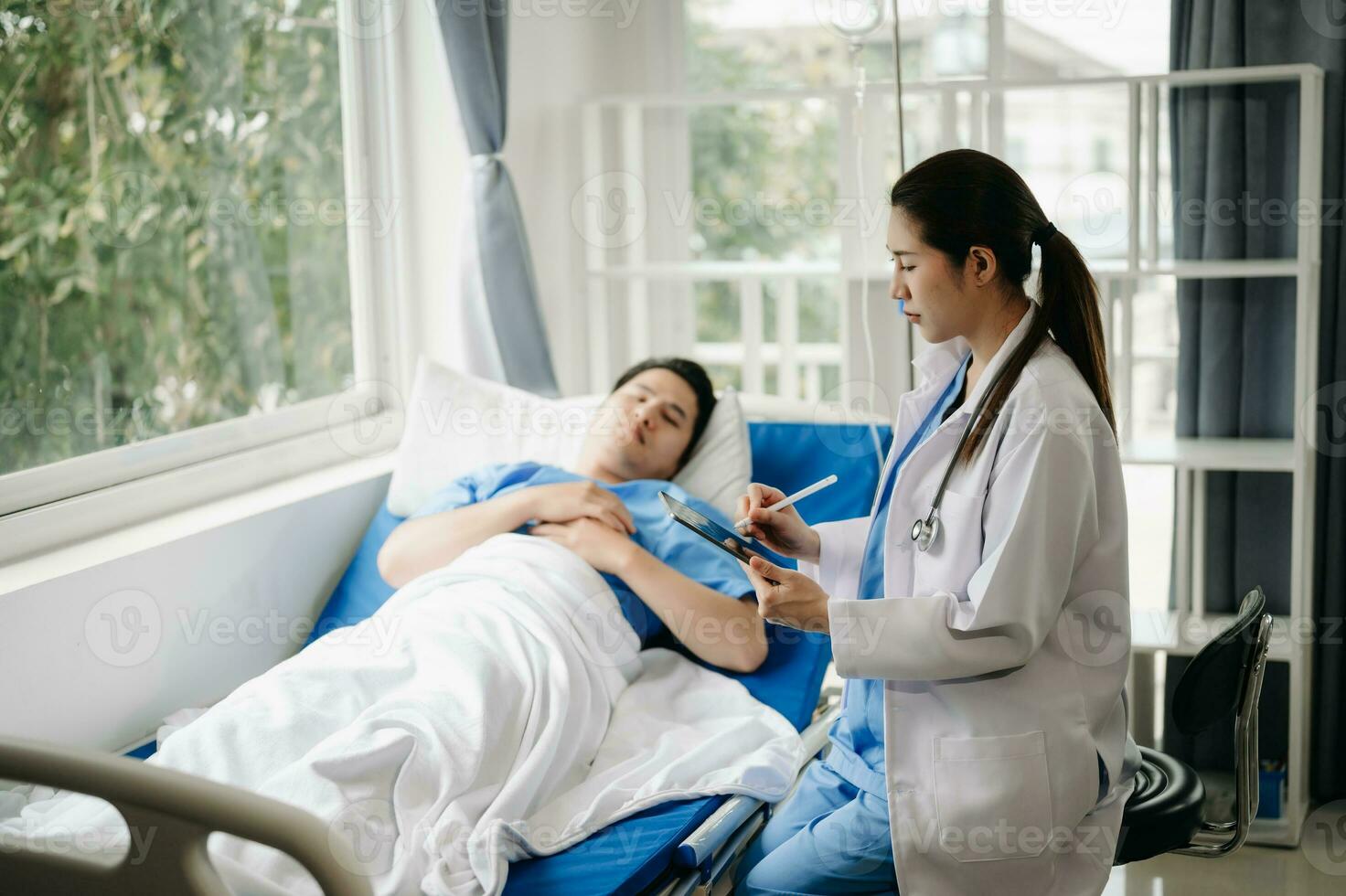 médico discutindo tratamento com masculino paciente falando e rindo sentado em exame cama dentro clínica ou hospital foto