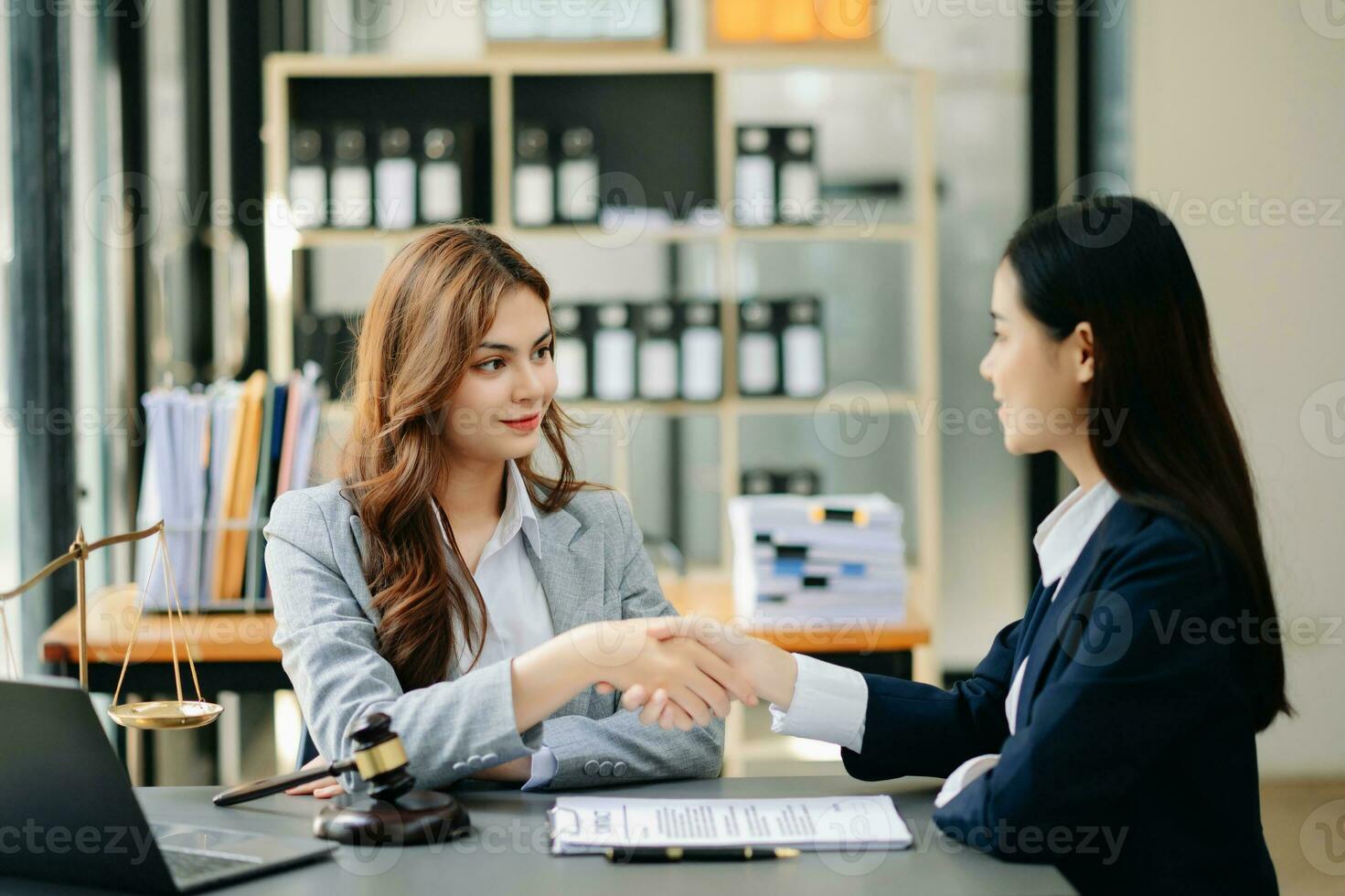 o negócio pessoas compassivamente segurando mãos e discutindo contrato papéis com computador portátil e comprimido escritório foto