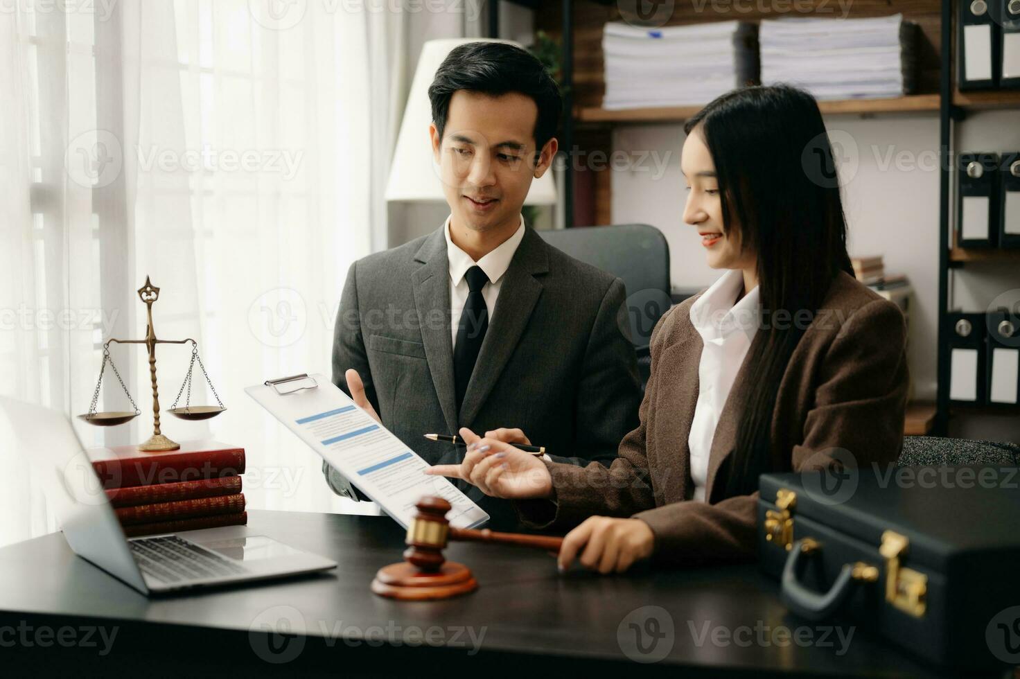 ásia o negócio equipe e advogados discutindo contrato papéis sentado às a mesa. conceitos do lei, conselho, legal Serviços. às moderno escritório foto