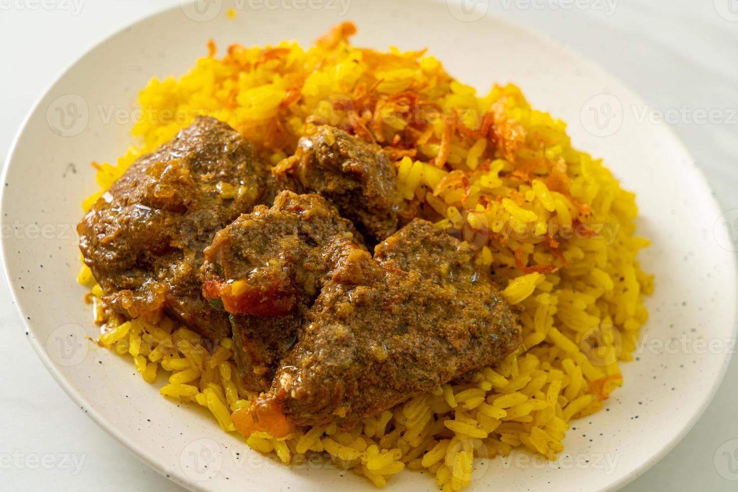 biryani de carne ou arroz com curry e carne - versão tailandês-muçulmana do biryani indiano, com arroz amarelo perfumado e carne bovina foto