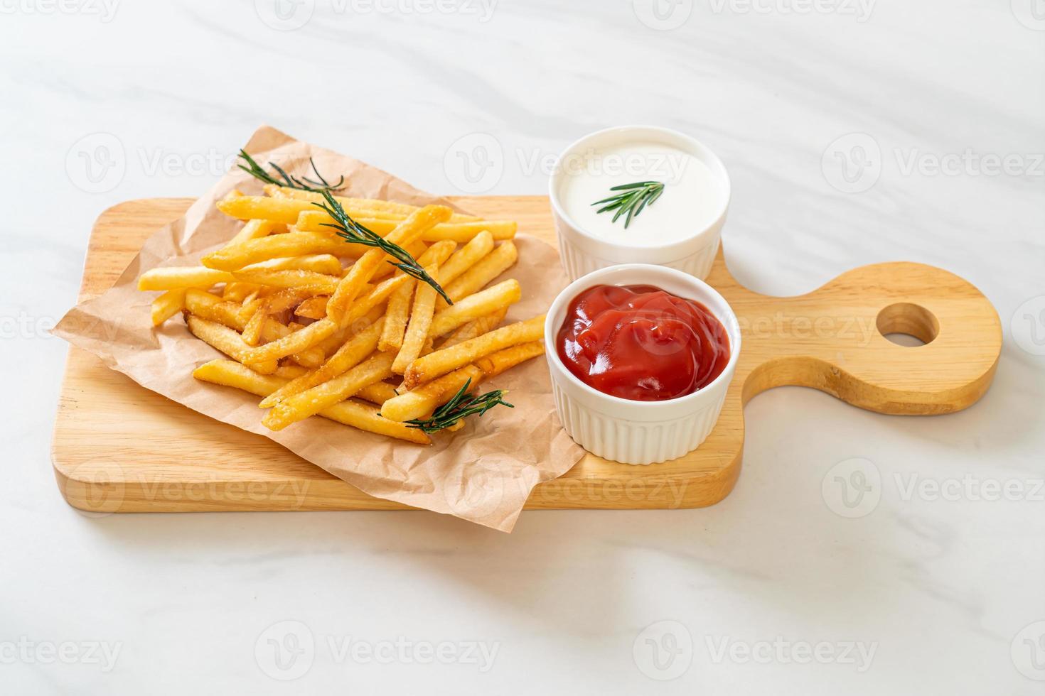 batatas fritas com creme de leite e ketchup foto