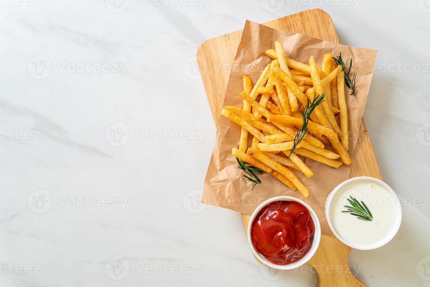 batatas fritas com creme de leite e ketchup foto