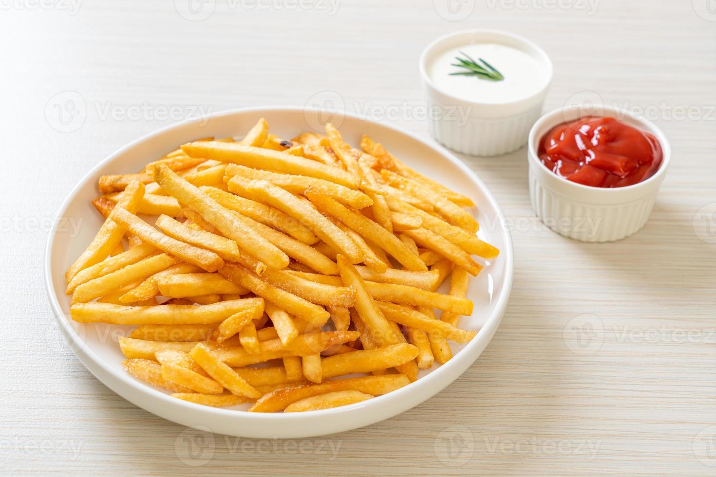 batatas fritas com creme de leite e ketchup foto