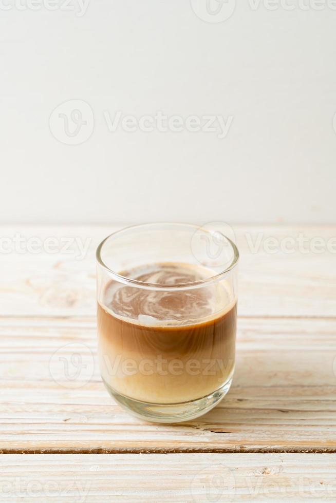 café sujo, leite frio coberto com shot de café expresso quente foto