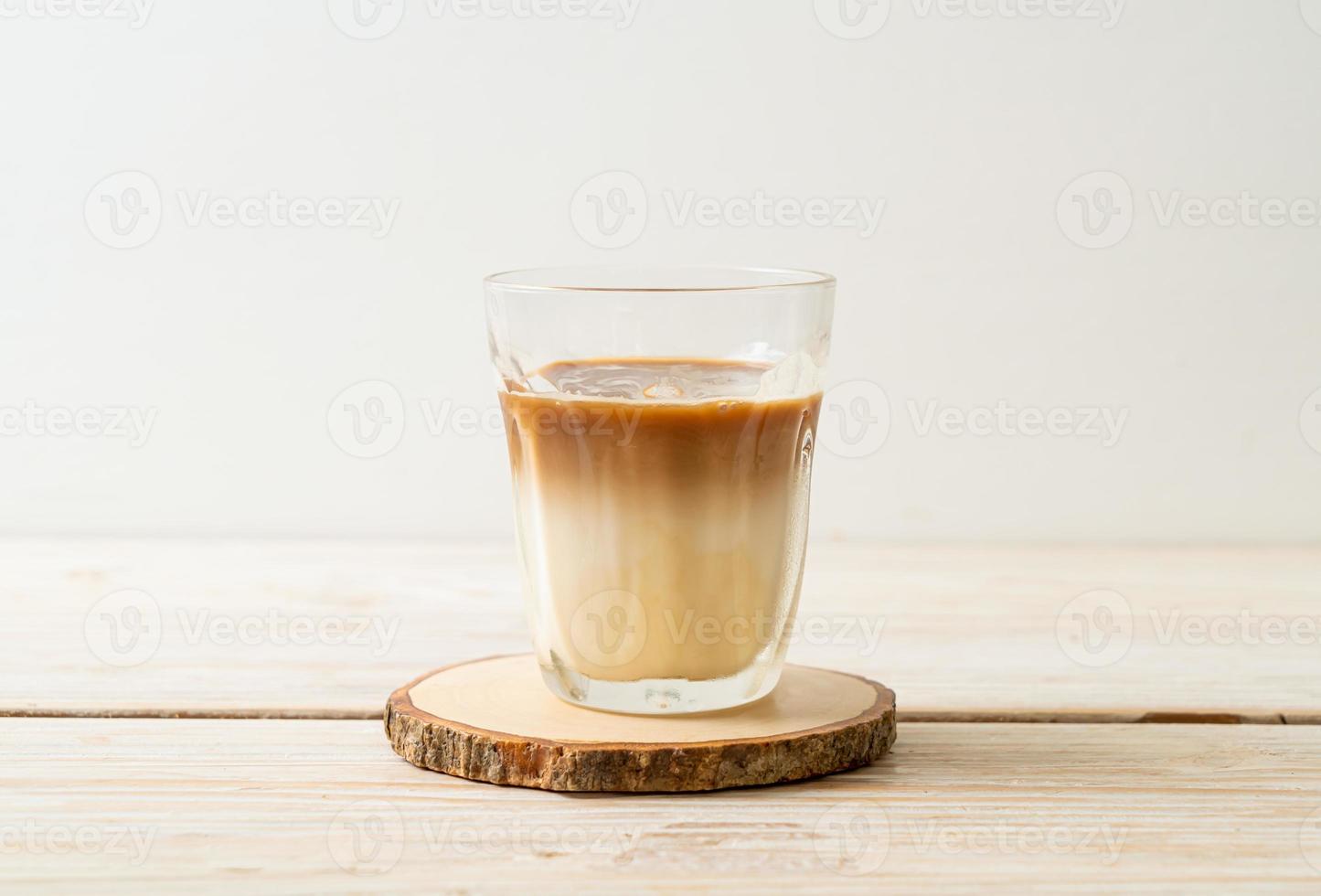 café sujo, leite frio coberto com shot de café expresso quente foto