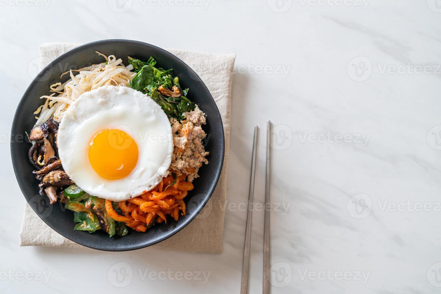 Salada picante coreana com arroz - comida tradicional coreana, bibimbap foto