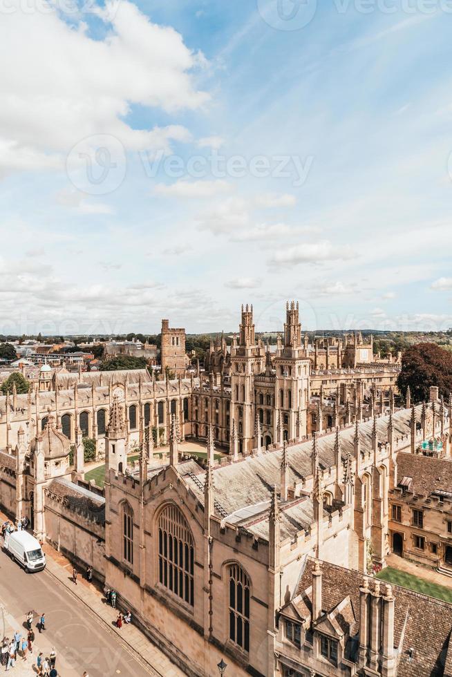 vista de alto ângulo da rua principal de oxford city, reino unido foto