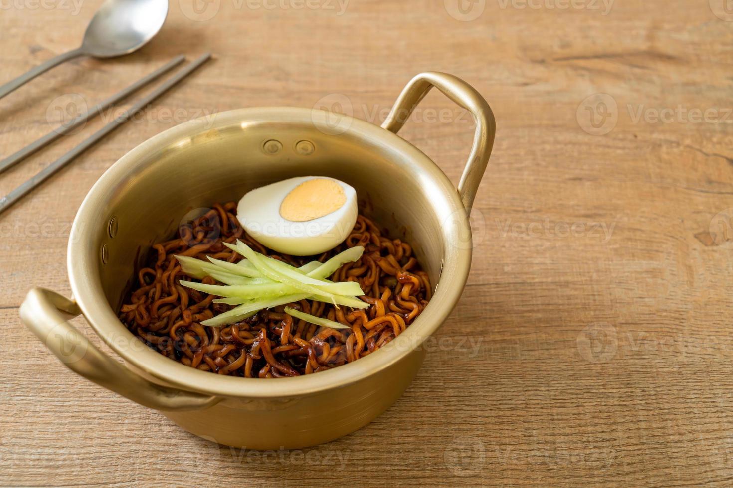 macarrão instantâneo coreano com molho de feijão preto ou jajangmyeon ou jjajangmyeon foto