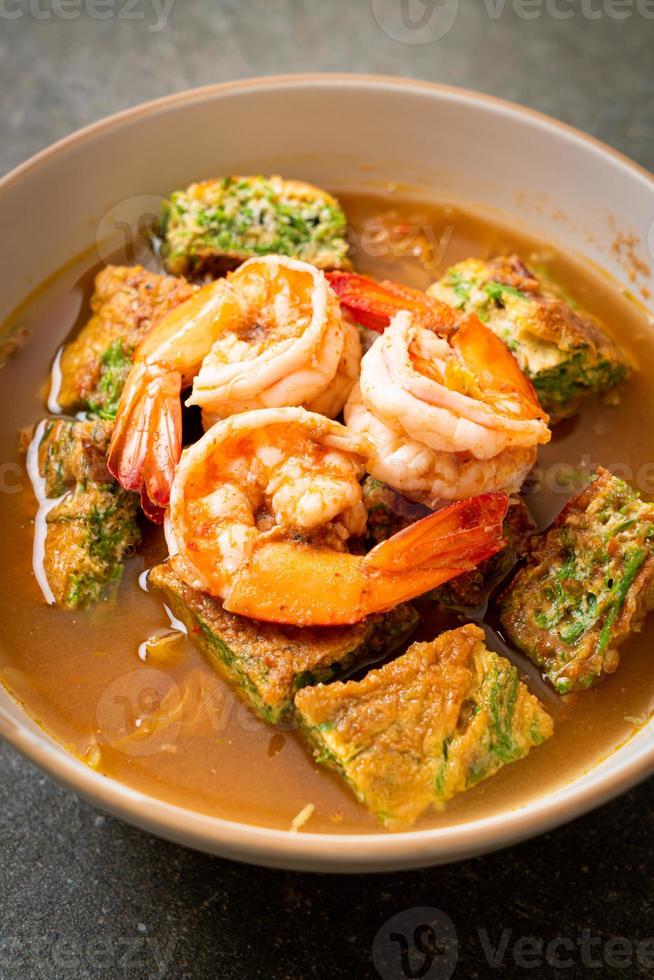 sopa azeda de pasta de tamarindo com camarão e omelete de vegetais foto