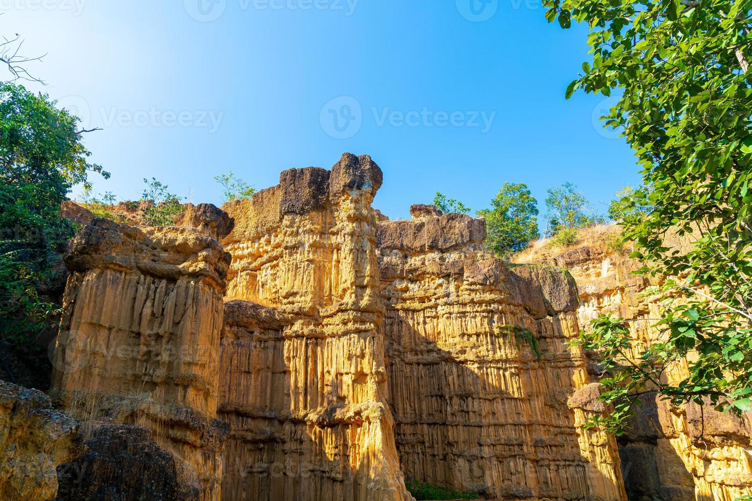 pha chor ou o grand canyon chiangmai no parque nacional de mae wang, chiang mai, tailândia foto