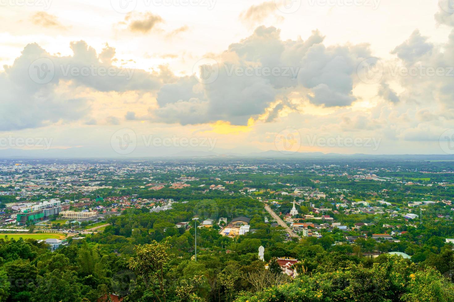 Hat Yai City com céu crepuscular em Songkhla, na Tailândia foto