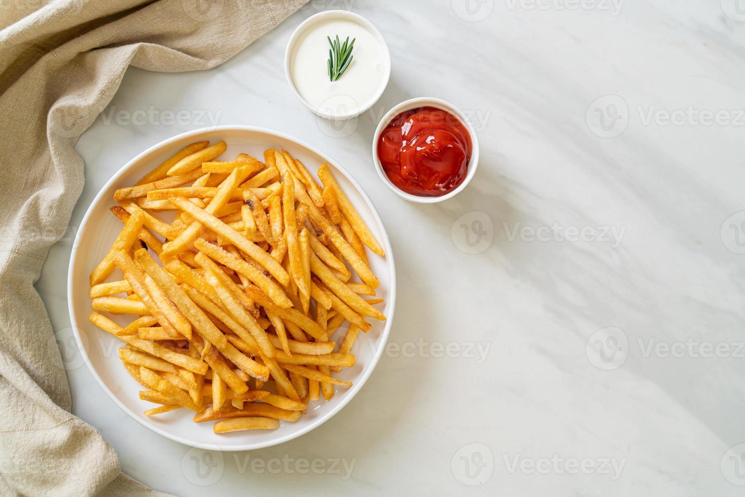 batatas fritas com creme de leite e ketchup foto