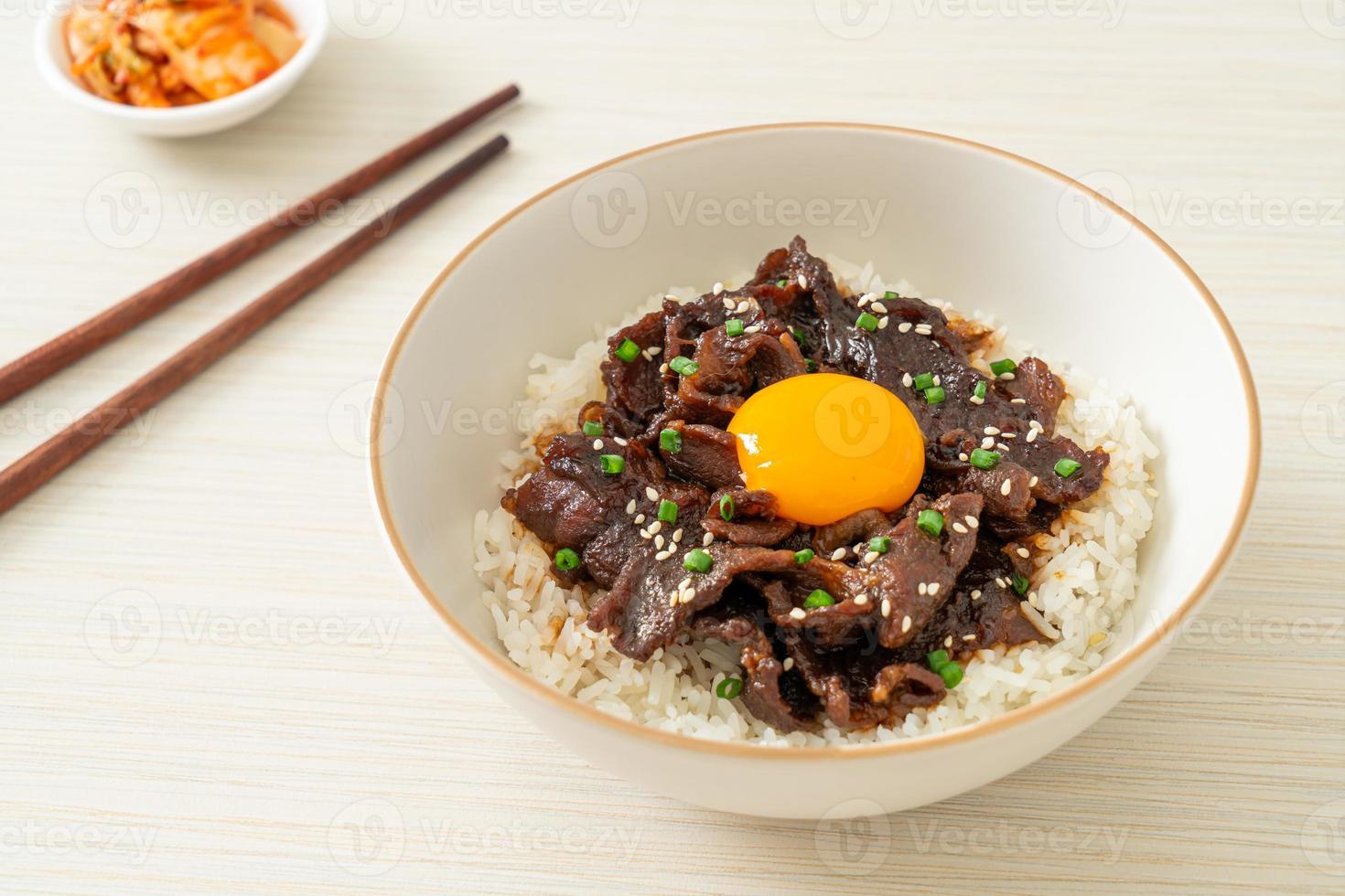 arroz com carne de porco com sabor de soja ou donburi de porco japonês foto