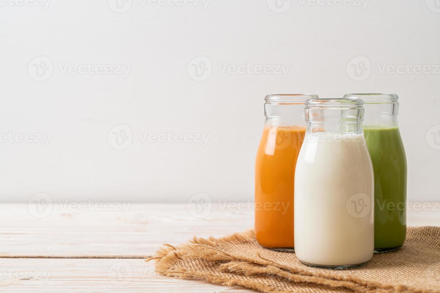 coleção de bebida com chá com leite tailandês, chá verde matcha com leite e leite fresco foto