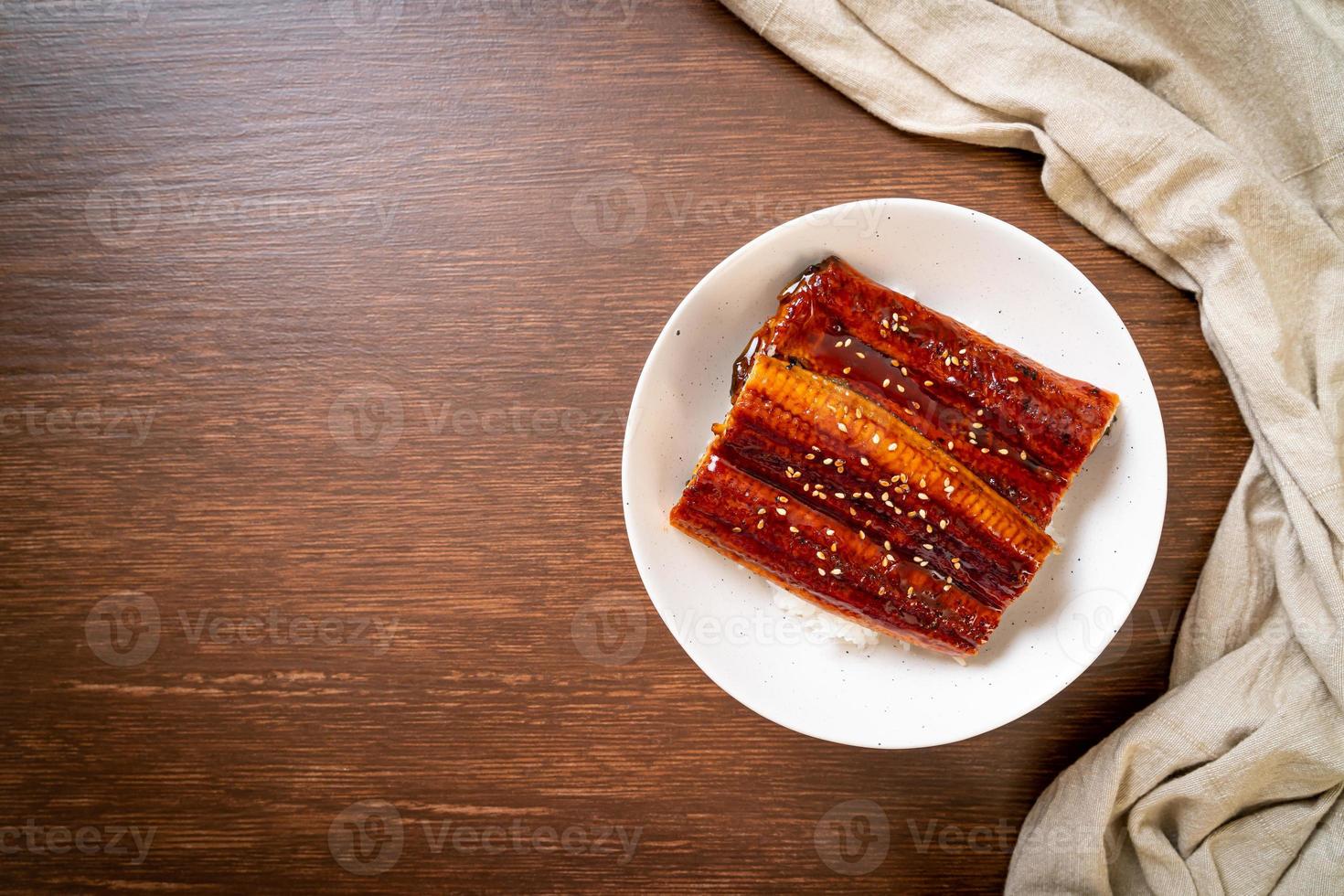 enguia japonesa grelhada com tigela de arroz ou unagi don foto