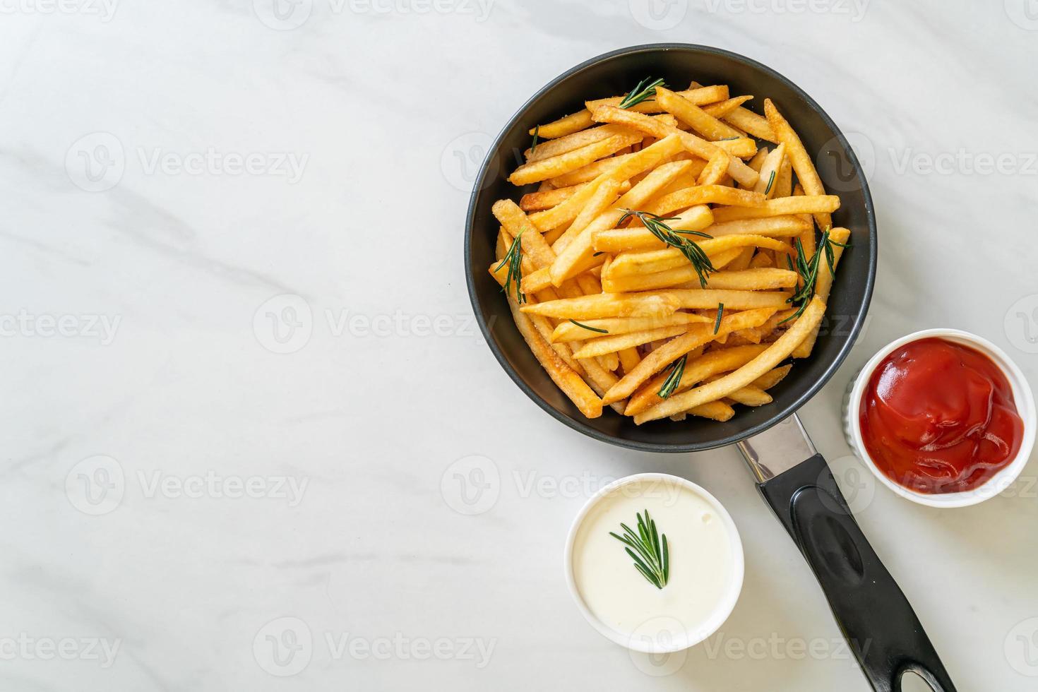 batatas fritas com creme de leite e ketchup foto