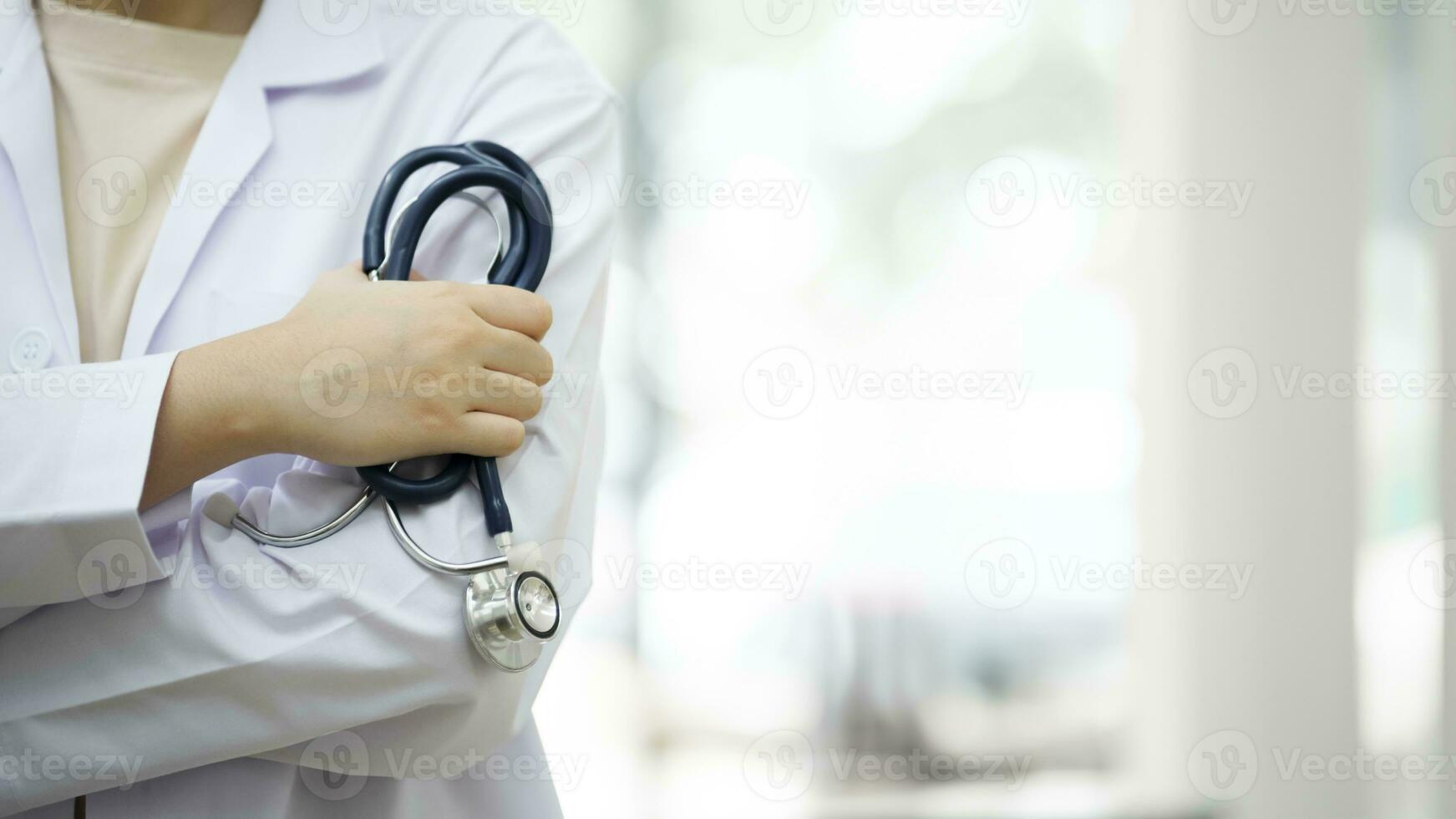 cópia de espaço. remédio médico segurando estetoscópio dentro mão vestindo médico vestido de pé. foto