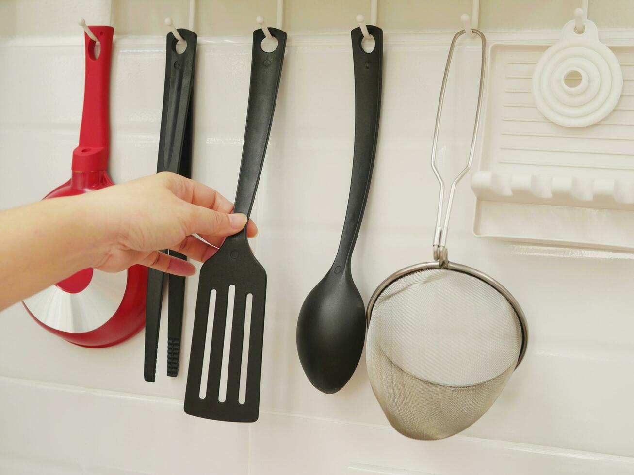 senhora levando tração dentro branco limpar \ limpo casa cozinha, casa cozinhando conceito foto