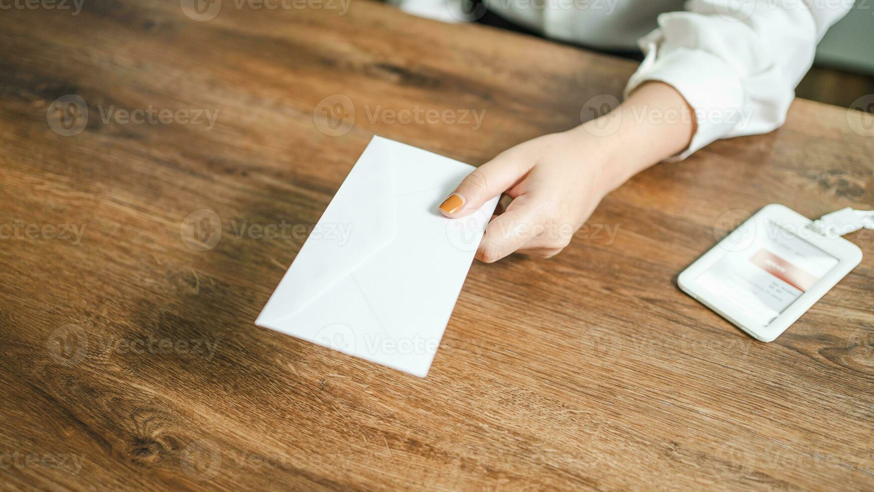 o negócio mulher enviando renúncia carta e embalagem coisa demitir-se deprimir ou carregando o negócio cartão caixa de escrivaninha dentro escritório. mudança do trabalho ou disparamos a partir de companhia foto