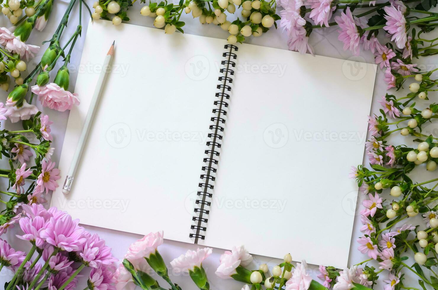 esvaziar branco caderno com Rosa flores em branco fundo. foto